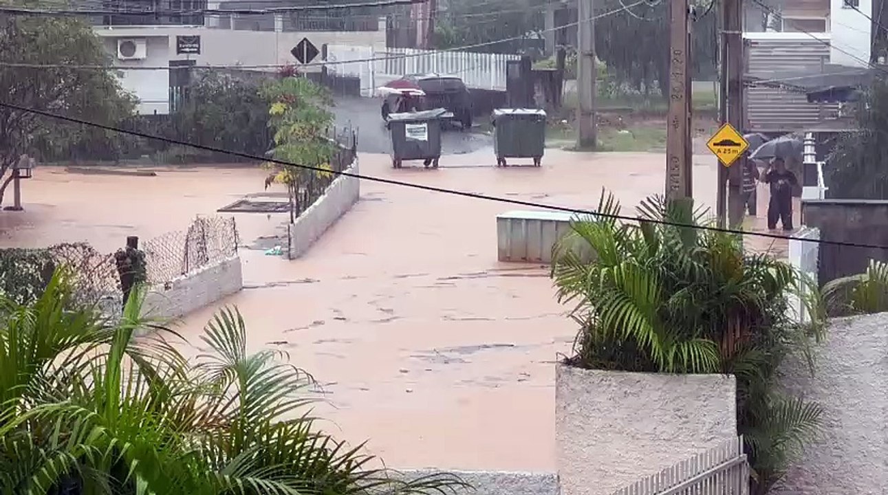 Vídeos mostram ruas alagadas e água na altura do joelho em Palhoça