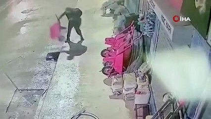 Eline ne geçtiyse yola fırlattı