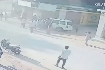 Scorpio havoc: मार्केट में तेज रफ्तार स्कॉर्पियो का बिगड़ा बैलेंस, 50 मीटर तक घिसटता रहा, बाल-बाल बचे लोग, देखें वीडियो