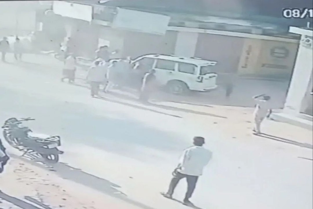 Scorpio havoc: मार्केट में तेज रफ्तार स्कॉर्पियो का बिगड़ा बैलेंस, 50 मीटर तक घिसटता रहा, बाल-बाल बचे लोग, देखें वीडियो