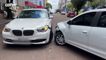 Após sofrer mal súbito, motorista bate em BMW na rua Presidente Bernardes