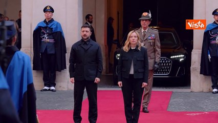 Zelensky canta inno ucraino durante onori militari a Palazzo Chigi con Giorgia Meloni