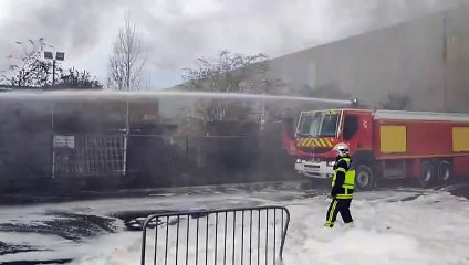 Les pompiers de Caen éteignent un camion en feu