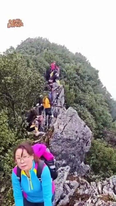 Turista cai de penhasco de 15 metros durante selfie na China