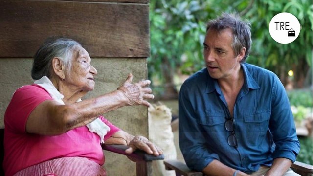 Dan Buettner, experto en longevidad: La gente centenaria de las 'zonas azules' no hace yoga, pilates ni Crossfit: solo caminan