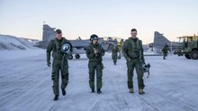 Schwedische Kronprinzessin fliegt im JAS 39 Gripen nach Abschluss ihrer militärischen Ausbildung