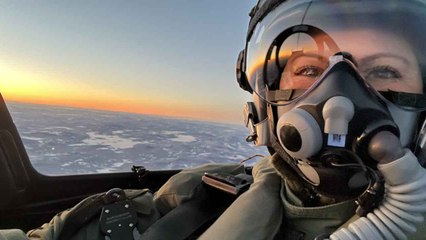 Sveriges kronprinsessa flyger JAS 39 Gripen efter att ha avslutat militär utbildning