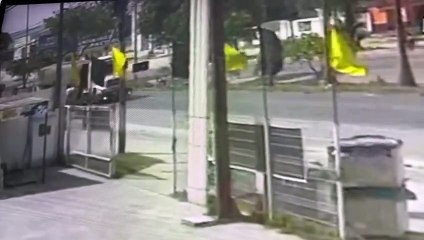 Veja momento em que carro capota e derruba árvore na avenida Menino Marcelo, em Maceió