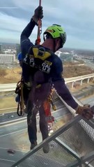 La nacelle de ces deux laveurs de vitres lâche au 15ᵉ étage d'un immeuble