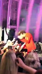 Harry Styles’ Crotch Gets Grabbed By Overzealous Fan During Epic Performance