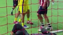 Cuauhtémoc Blanco golpea a portero de Chivas en Juego de Leyendas