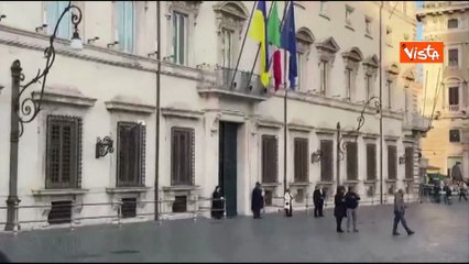 Il portone di Palazzo Chigi viene accostato dopo l'arrivo di Zelensky
