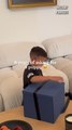 Ce garçon fête son 6ème anniversaire puis découvre une surprise inattendue