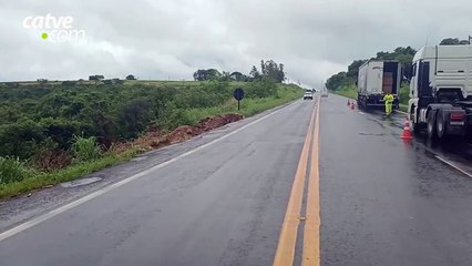 Caminhão e ônibus com trabalhadores batem na BR 153
