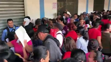 Gran afluencia de personas en entrega de Bono Alimentario