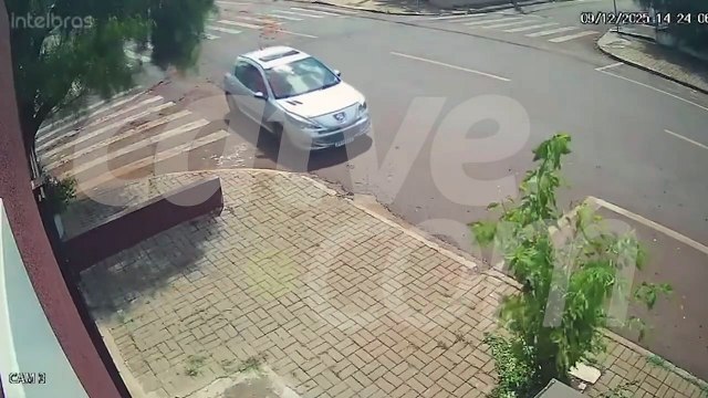 Câmera registra Peugeot em chamas descendo rua Leonardo da Vinci em Cascavel