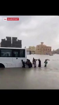 De fortes inondations ont frappé Djeddah, en Arabie saoudite, aujourd’hui… 🌊👀De fortes inondations ont frappé Djeddah, en Arabie saoudite, aujourd’hui… 🌊👀