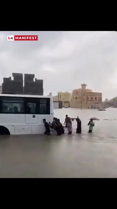 De fortes inondations ont frappé Djeddah, en Arabie saoudite, aujourd’hui… 🌊👀De fortes inondations ont frappé Djeddah, en Arabie saoudite, aujourd’hui… 🌊👀