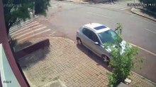 Câmera de segurança flagra Peugeot em chamas descendo rua desgovernado em Cascavel
