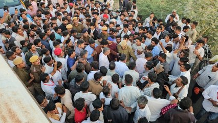 ट्रैक्टरों पर निकाले किसान तो रोड पर आया प्रशासन, सामने पहुंच की वार्ता, बनी सहमति   गुड़ामालानी हाईवे पर किसानों का उग्र प्रदर्शन, यातायात ठप होने से छोटे रास्तों पर जाम