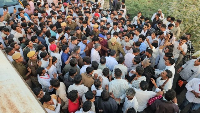 ट्रैक्टरों पर निकाले किसान तो रोड पर आया प्रशासन, सामने पहुंच की वार्ता, बनी सहमति गुड़ामालानी हाईवे पर किसानों का उग्र प्रदर्शन, यातायात ठप होने से छोटे रास्तों पर जाम
