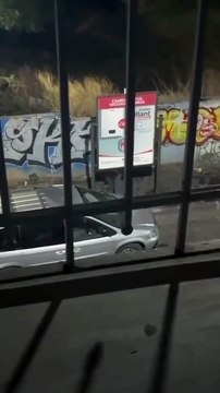 Lui il déteste les essuis-glaces de voiture...