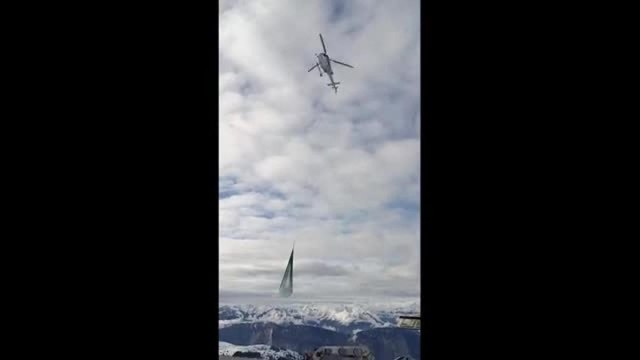 Trentino, il video dell'elicottero che trasporta la neve artificiale sulle piste da sci del Monte Bondone