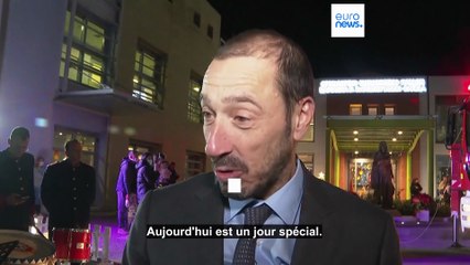 Grèce : le père Noël rend visite aux enfants malades à l'hôpital Aghia Sophia d'Athènes