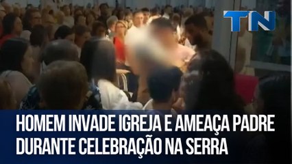 Homem invade igreja e ameaça padre durante celebração na Serra