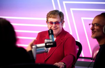 Elton John responde a los comentarios en las redes sociales sobre su cocina 'sucia'