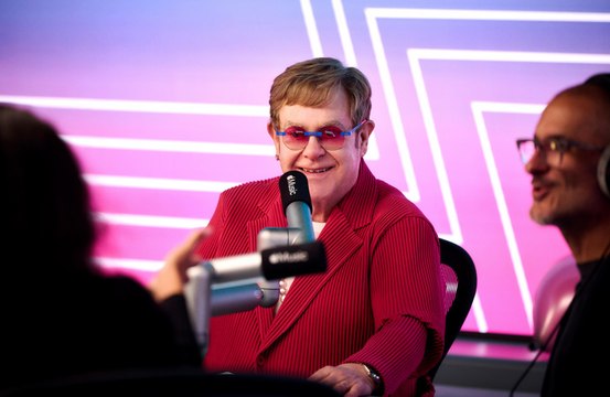 Elton John responde a los comentarios en las redes sociales sobre su cocina 'sucia'