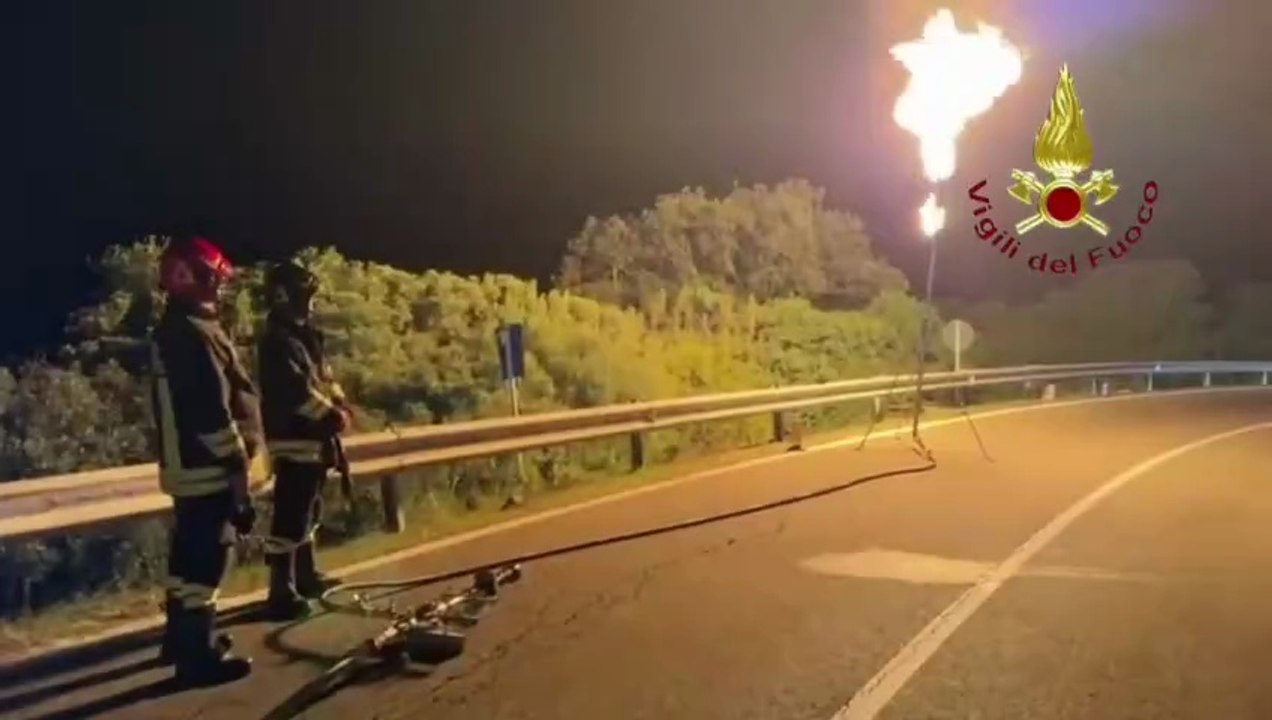 Orientale sarda chiusa per il rischio di esplosione, autocisterna carica di gpl danneggiata nello scontro con un camion