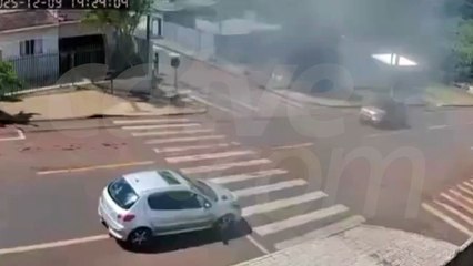 Nova câmera mostra Peugeot em chamas descendo a Rua Leonardo da Vinci