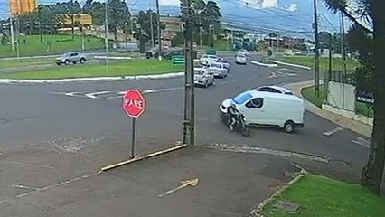 Câmera mostra acidente que deixou motociclista ferido no Trevo da Portal