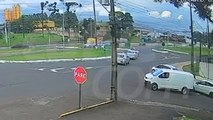 Câmeras registram momento de acidente entre moto e furgão próximo ao Trevo da Portal
