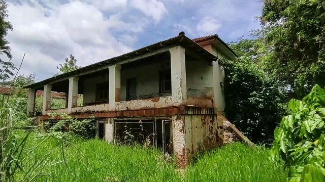 CASARÃO ABANDONADO ESCONDE RELÍQUIAS, ANTIGUIDADES E SEGREDOS