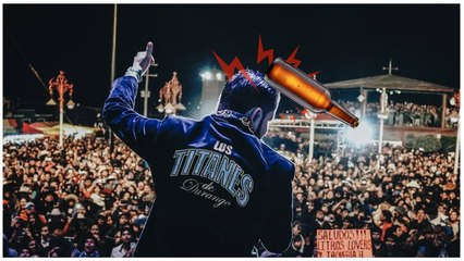 Cantante recibe botellazo en el rostro mientras cantaba en vivo