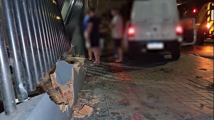Condutor perde o controle da direção e colide Saveiro contra portão de residência no Tropical