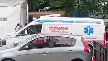Larga fila de ambulancias en la guardia del hospital San Bernardo