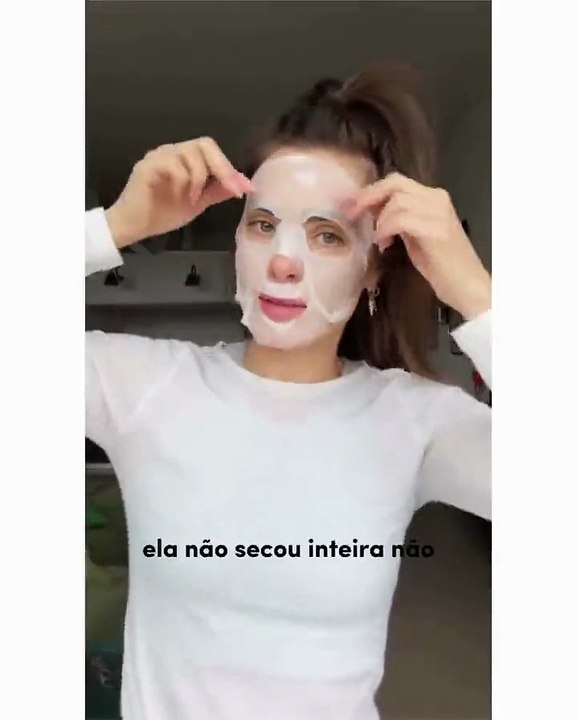 Carolina Dieckmann testa máscara de “essência de lesma” e viraliza, mas é seguro?
