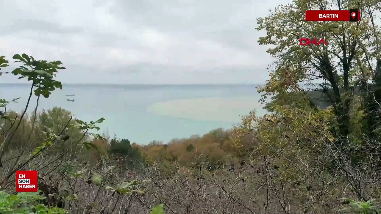Bartın Irmağı'nın döküldüğü noktada denizin rengi kahverengiye döndü