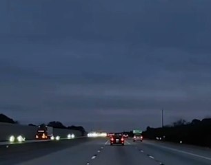 Uçak, aracın üzerine acil iniş yaptı!