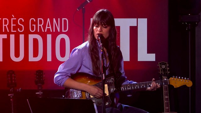 Clara Luciani chante Cette vie dans Le Très Grand Studio RTL
