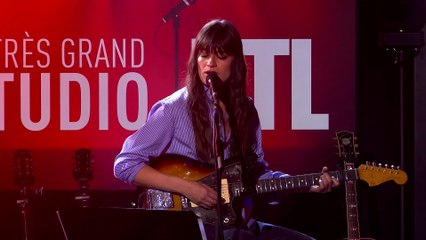 Clara Luciani chante "Cette vie" dans "Le Très Grand Studio RTL"