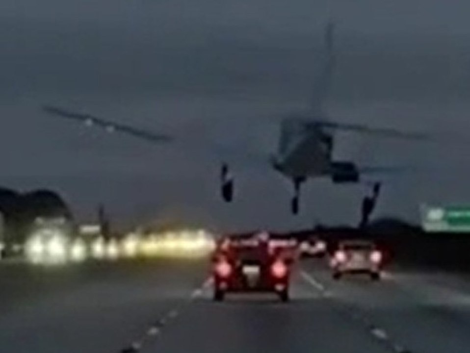 Flugzeug will auf Autobahn notlanden und kracht in Pkw