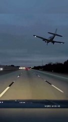 Etats-Unis: Un avion s'est écrasé sur l'autoroute I-95 en Floride et a atterri sur une voiture, suite à un problème technique - VIDEO