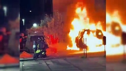 Sassari, quinto incendio doloso in un mese in un cortile di via Budapest: auto distrutte e quartiere nel panico