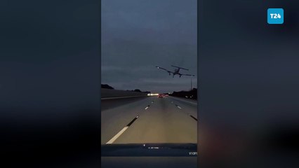 Florida’da otoyola acil iniş yapan uçak otomobile çarptı