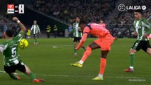 El CTA aclara: la mano de Bartra es penalti y el pelotazo de Buchanan a Milla es interpretable