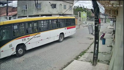 Assalto à mão armada no bairro Jiquiá, Recife: Criminoso rouba carro e destrói veículo na fuga